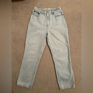 Abercrombie Curve Love Ultra High Rise 90s Straight Carpenter Jean - 29/8 SHORT